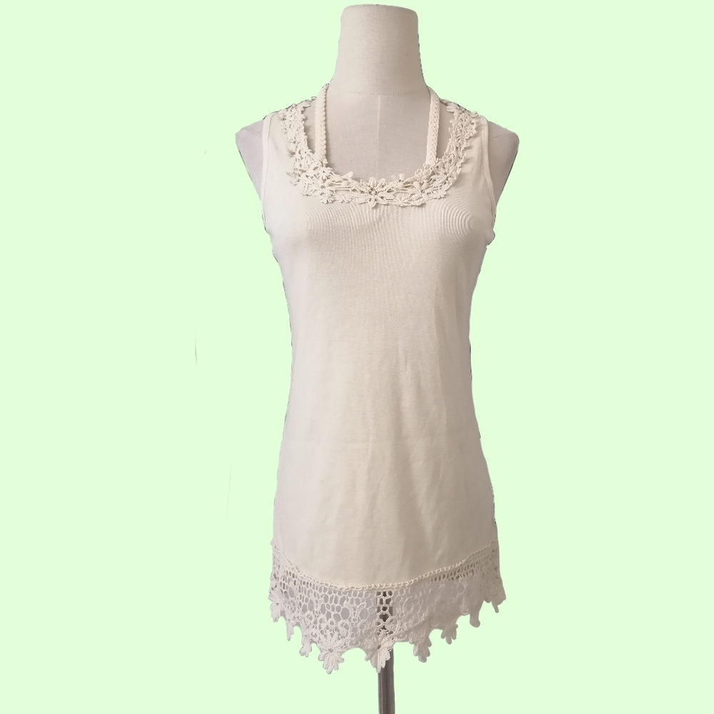 - fits sz M, beige lace and cotton blend tank top